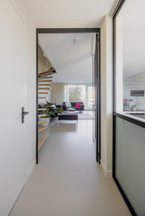 Minimalistische maatwerk keuken met stalen taatsdeur en zwevende trap-OBLY-design keuken,eiken trap,Greeploze keuken,iemms,Interieur inspiratie,Keuken,koffiecorner,Kookeiland,Maatwerk interieur,maatwerk keuken,moderne keuken,stalen taatsdeur,zwevende trap-Complete woningrenovatie met maatwerk keuken | Oudendorp-OBLY