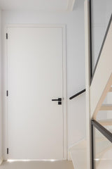 Minimalistische maatwerk keuken met stalen taatsdeur en zwevende trap-OBLY-design keuken,eiken trap,Greeploze keuken,iemms,Interieur inspiratie,Keuken,koffiecorner,Kookeiland,Maatwerk interieur,maatwerk keuken,moderne keuken,stalen taatsdeur,zwevende trap-Complete woningrenovatie met maatwerk keuken | Oudendorp-OBLY