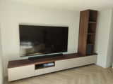 Minimalistische tv-wand met zwevend meubel en open kast-woodendream-houten accenten,moderne woonkamer,opbergmeubel,tv wand,zwevend tv meubel-Minimalistische tv-wand met zwevend meubel en kast-OBLY