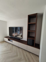 Minimalistische tv-wand met zwevend meubel en open kast-woodendream-houten accenten,moderne woonkamer,opbergmeubel,tv wand,zwevend tv meubel-Minimalistische tv-wand met zwevend meubel en kast-OBLY