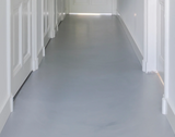 Minimalistische woning met lichtgrijze gietvloer-Glad gietvloeren-gietvloer badkamer,gietvloer woning,lichtgrijze gietvloer,moderne badkamer vloer-Lichtgrijze gietvloer in moderne woning-OBLY