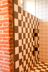 Mix van Retro en Eclectic in een niet alledaagse badkamer.-INGE BOUMAN INTERIEUR | ARCHITECTUUR-badkamer ontwerp,grafische tegels,memphis design,retro badkamer,vintage interieur-Retro Memphis badkamer met grafische tegels-OBLY