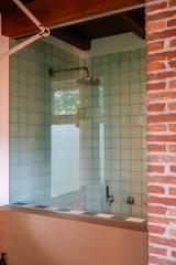 Mix van Retro en Eclectic in een niet alledaagse badkamer.-INGE BOUMAN INTERIEUR | ARCHITECTUUR-badkamer ontwerp,grafische tegels,memphis design,retro badkamer,vintage interieur-Retro Memphis badkamer met grafische tegels-OBLY