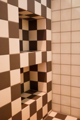 Mix van Retro en Eclectic in een niet alledaagse badkamer.-INGE BOUMAN INTERIEUR | ARCHITECTUUR-badkamer ontwerp,grafische tegels,memphis design,retro badkamer,vintage interieur-Retro Memphis badkamer met grafische tegels-OBLY