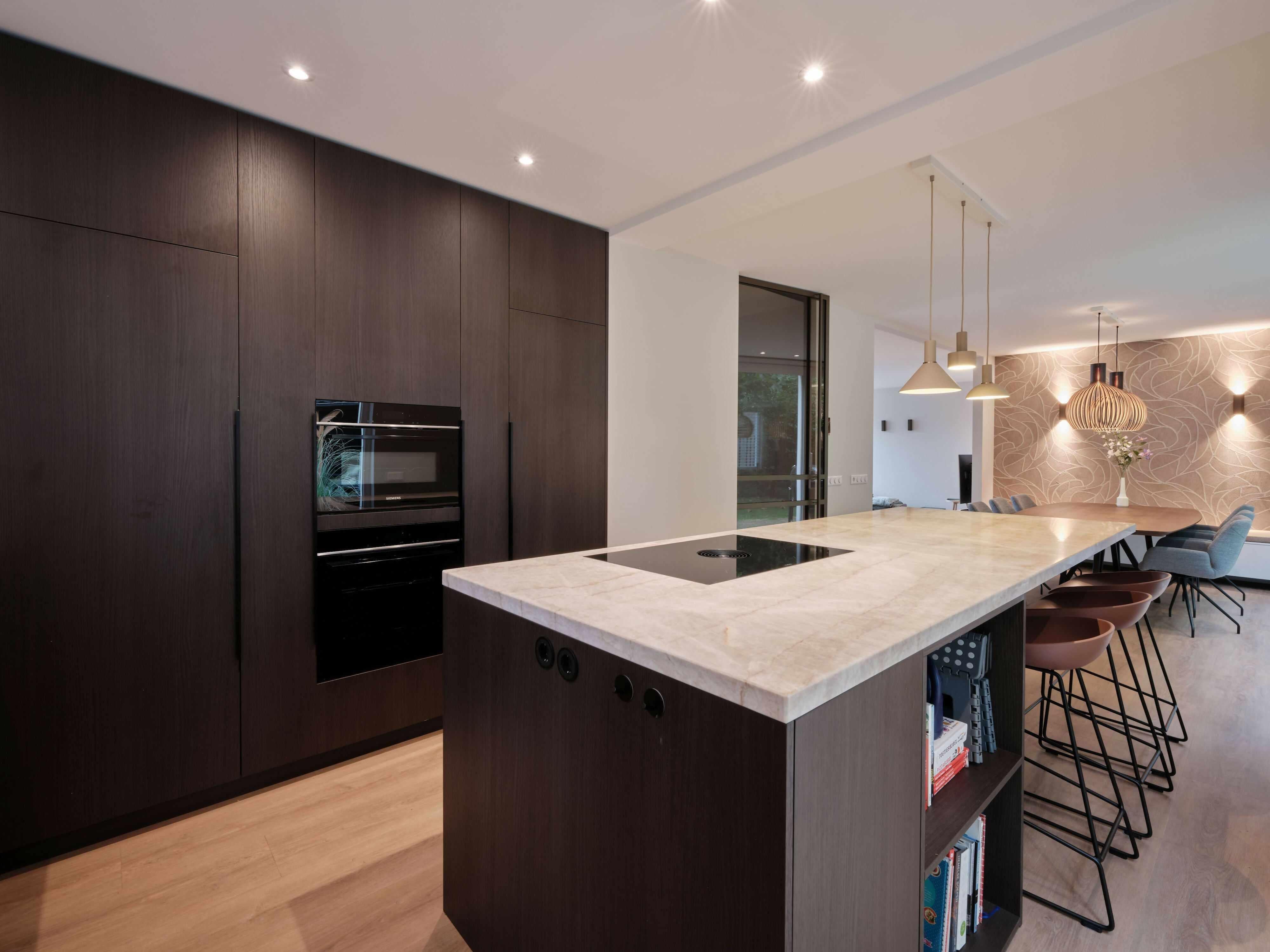 Modern Wonen met Natuurlijke Elementen-Anselm Oome Interieurbouw-design verlichting,Houtlook,houtlook keuken.,Keuken,keukens,moderne keuken,natuursteen werkblad,open leefruimte,Tajmahal,Woonkamer-OBLY