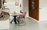Modern appartement met beige gietvloer | Minimalistisch interieur-Glad gietvloeren-beige gietvloer,modern appartement interieur,open leefruimte,warme natuurlijke materialen-Beige gietvloer appartement | Modern minimalistisch interieur-OBLY