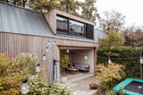 Modern houten bijgebouw met kantoor en overdekte buitenruimte-Bosmaat-Aanbouw,Buitenkeuken,Houtbouw op maat,houten bijgebouw,Overkapping,Thuiswerkplek-Modern houten bijgebouw met kantoor en overkapping | Bosmaat-OBLY