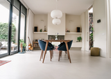 Modern interieur met gietvloer en groene accenten-Glad gietvloeren-gietvloer interieur,gietvloer woonkamer,groene accenten interieur,moderne gietvloer woning,open leefruimte-Gietvloer met groene accenten-OBLY