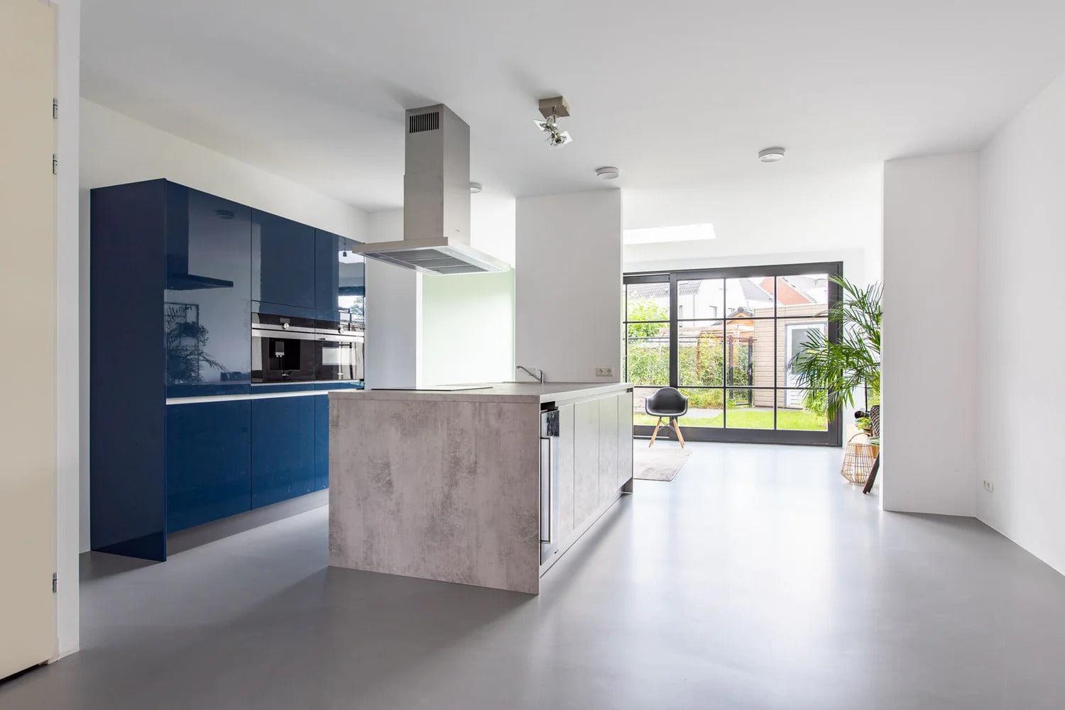 Modern interieur met gietvloer en open leefruimte-Glad gietvloeren-lichte woonkamer,modern interieur,moderne woning,open keuken,open leefruimte-Gietvloer woonkamer en keuken inspiratie-OBLY