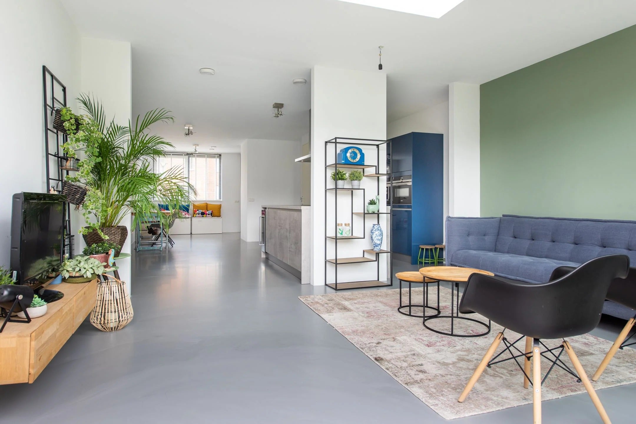 Modern interieur met gietvloer en open leefruimte-Glad gietvloeren-lichte woonkamer,modern interieur,moderne woning,open keuken,open leefruimte-Gietvloer woonkamer en keuken inspiratie-OBLY