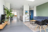 Modern interieur met gietvloer en open leefruimte-Glad gietvloeren-lichte woonkamer,modern interieur,moderne woning,open keuken,open leefruimte-Gietvloer woonkamer en keuken inspiratie-OBLY