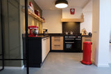 Modern interieur met gietvloer, staal en warme houtaccenten-Berkers Vloeren-Eetkamer,Gietvloer,Keuken,modern interieur,stalen deuren-Modern interieur met gietvloer, staal en hout | OBLY-OBLY