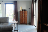 Modern interieur met gietvloer, staal en warme houtaccenten-Berkers Vloeren-Eetkamer,Gietvloer,Keuken,modern interieur,stalen deuren-Modern interieur met gietvloer, staal en hout | OBLY-OBLY