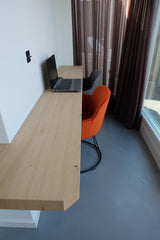 Modern interieur met gietvloer, staal en warme houtaccenten-Berkers Vloeren-Eetkamer,Gietvloer,Keuken,modern interieur,stalen deuren-Modern interieur met gietvloer, staal en hout | OBLY-OBLY
