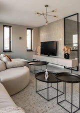 Modern interieur met lichte gietvloer en beige tinten-Glad gietvloeren-beige interieur,lichte gietvloer,minimalistisch wonen,modern interieur,zwarte accenten-Lichte gietvloer in modern interieur-OBLY