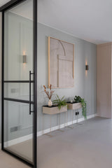 Modern interieur met lichte gietvloer en beige tinten-Glad gietvloeren-beige interieur,lichte gietvloer,minimalistisch wonen,modern interieur,zwarte accenten-Lichte gietvloer in modern interieur-OBLY