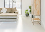 Modern interieur met lichte gietvloer en natuurlijke materialen-Glad gietvloeren-lichte gietvloer,minimalistisch wonen,modern interieur,natuurlijke materialen,open leefruimte-Lichte gietvloer in modern interieur-OBLY