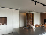 Modern interieur met vloeiende overgangen tussen functies-Loom Architecten-badkamer en slaapkamer combinatie,glas en licht,interieur renovatie,minimalistisch wonen,moderne keuken,open interieur,open plattegrond,ruimtelijk ontwerp,Slaapkamer-Open interieur met badkamer en keuken | Licht en ruimte-OBLY