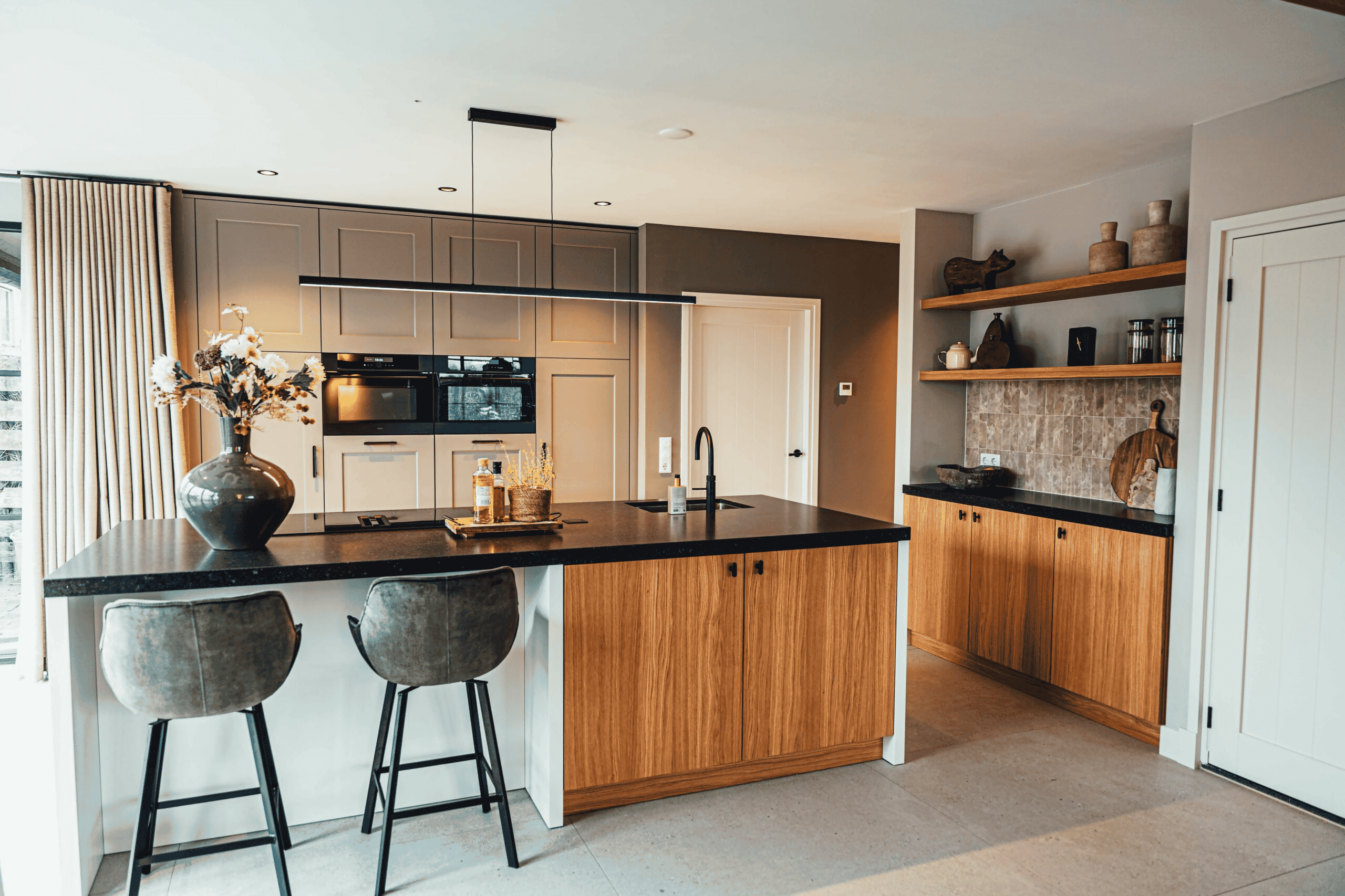 Modern maatwerk interieur met warme accenten-struijkinterieur-Keuken-Volledige Woninginrichting op Maat -OBLY