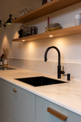Moderne Charme in Jaren '30 Woning-Studi-JO-groenblauwe tinten,hout,jaren 30 interieur,jaren 30 woning,Keukene,marmer accenten,moderne afwerking,renovatie woning,warme materialen-Jaren '30 Huis met Moderne Charme | Stijlvolle Renovaties en Design-OBLY