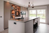 Moderne Eilandkeuken met Houten Accenten-OBLY-Keuken-OBLY