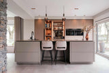 Moderne Eilandkeuken met Houten Accenten-OBLY-Keuken-OBLY