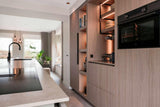 Moderne Eilandkeuken met Houten Accenten-OBLY-Keuken-OBLY