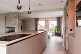 Moderne Eilandkeuken met Houten Accenten-OBLY-Keuken-OBLY
