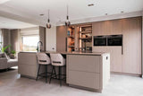 Moderne Eilandkeuken met Houten Accenten-OBLY-Keuken-OBLY
