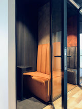 Moderne Kantoorruimte met Designaccenten-L4 Elvire-akoestische panelen,design accenten,energiezuinig,inspirerende werkplek,interieur desig,kantoor interieur,minimalistisch,moderne werkomgeving,open kantoor,pantry ontwerp,spotverlichting,transparantie,warme materialen,woonkamer,zwart frame-Herinrichting Moderne Kantoorruimte met Design Tapijt & Glazen Wanden-OBLY
