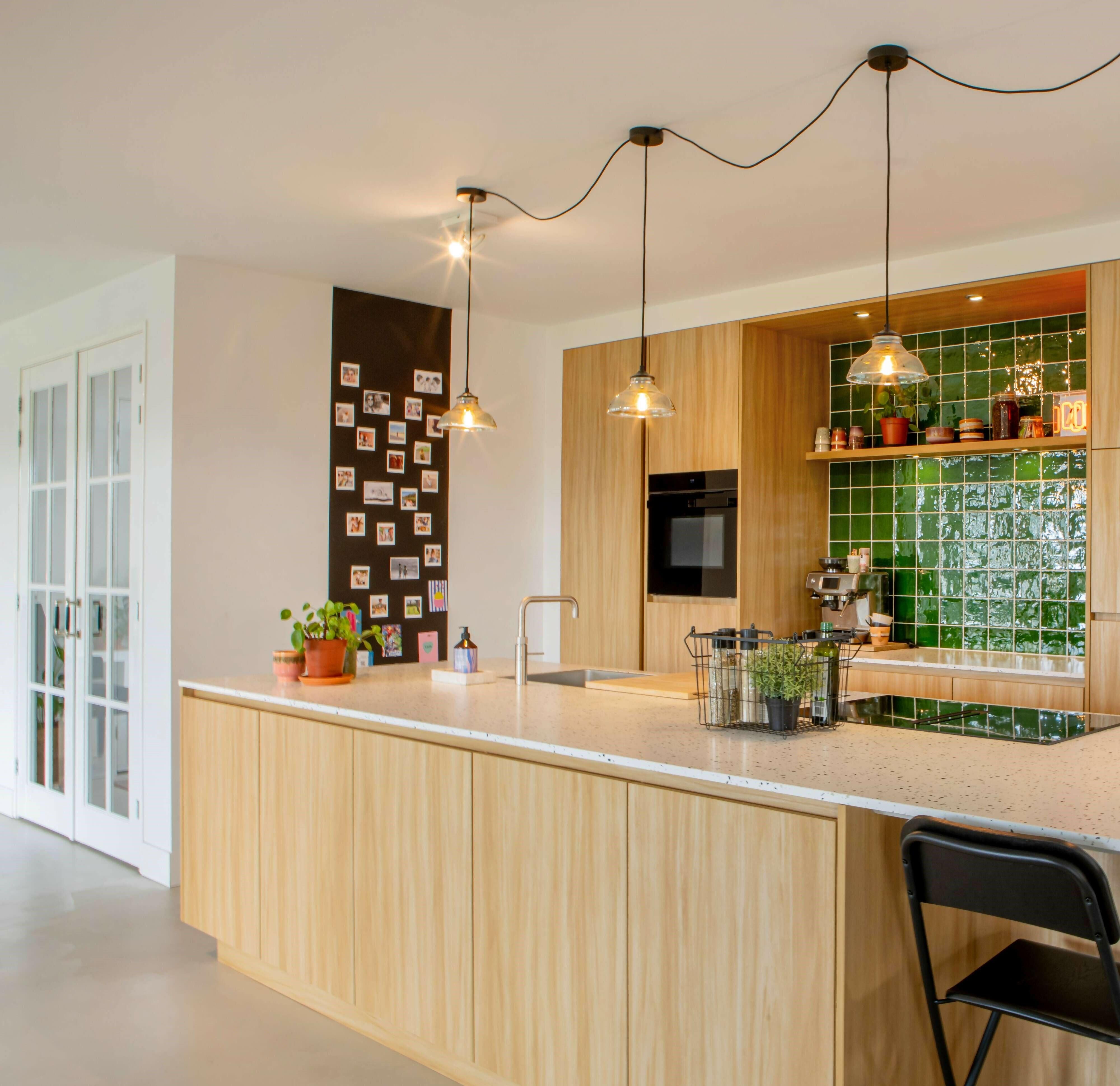Moderne Keuken met Diresco Terrazzo en RVS Accessoires-Hout en Vorm-design keuken met eiland,Keuken,keuken met groene tegels,keuken met terrazzo blad,keuken renovatie,luxe keuken ontwerp,maatwerk keuken,moderne houten keuken-Moderne Keukenrenovatie met Diresco Terrazzo en RVS Accessoires-OBLY