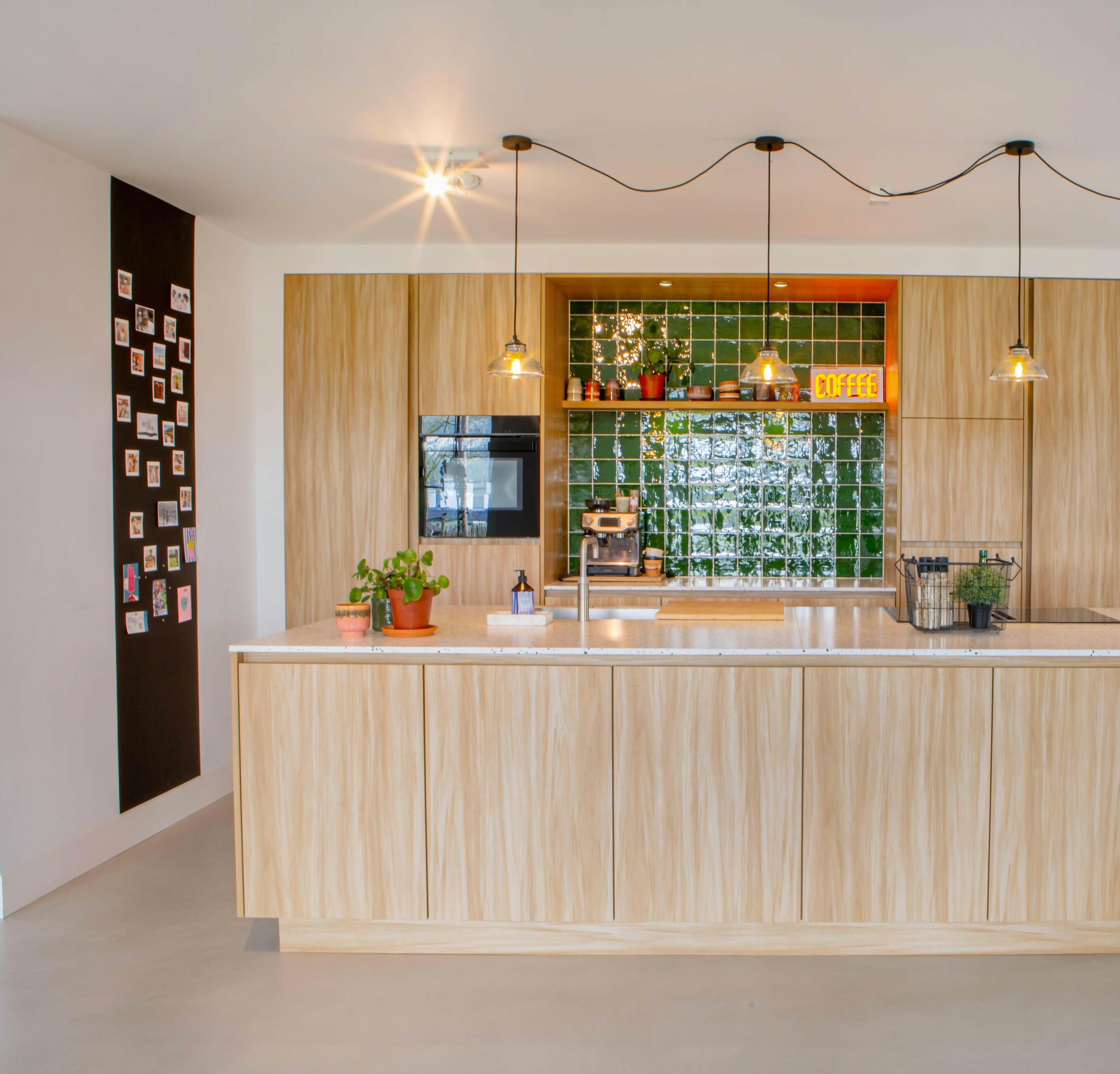 Moderne Keuken met Diresco Terrazzo en RVS Accessoires-Hout en Vorm-design keuken met eiland,Keuken,keuken met groene tegels,keuken met terrazzo blad,keuken renovatie,luxe keuken ontwerp,maatwerk keuken,moderne houten keuken-Moderne Keukenrenovatie met Diresco Terrazzo en RVS Accessoires-OBLY