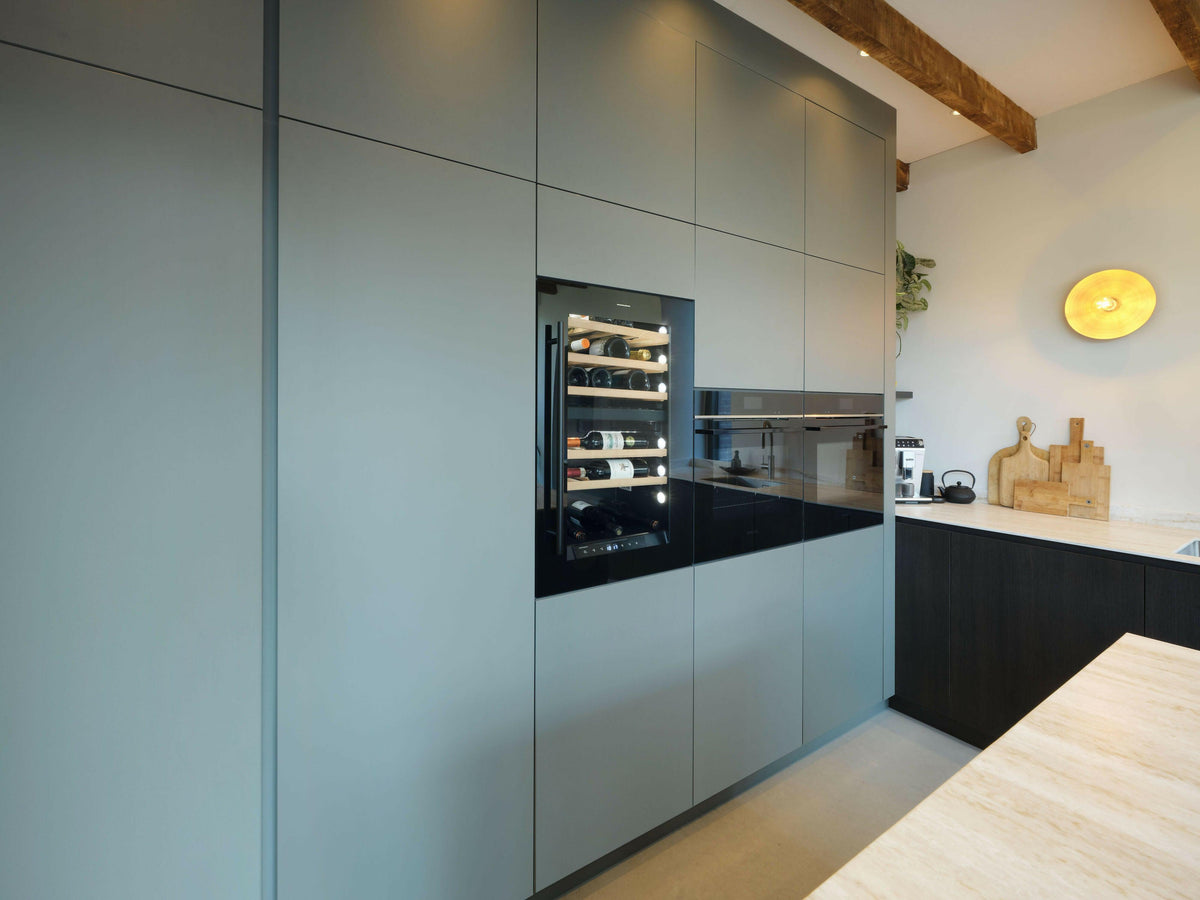 Moderne Maatwerk Keuken met Groen en Houtaccenten-Anselm Oome Interieurbouw-design keuken,groene keuken,houtlook keuken,Keuken,keukens,landelijke balken plafond,maatwerk keuken,modern interieur,open woonruimte.-Moderne Maatwerk Keuken – Groen & Hout met Duurzaam Werkblad-OBLY