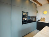 Moderne Maatwerk Keuken met Groen en Houtaccenten-Anselm Oome Interieurbouw-design keuken,groene keuken,houtlook keuken,Keuken,keukens,landelijke balken plafond,maatwerk keuken,modern interieur,open woonruimte.-Moderne Maatwerk Keuken – Groen & Hout met Duurzaam Werkblad-OBLY