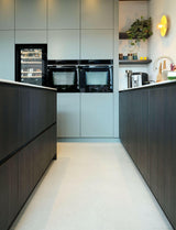 Moderne Maatwerk Keuken met Groen en Houtaccenten-Anselm Oome Interieurbouw-design keuken,groene keuken,houtlook keuken,Keuken,keukens,landelijke balken plafond,maatwerk keuken,modern interieur,open woonruimte.-Moderne Maatwerk Keuken – Groen & Hout met Duurzaam Werkblad-OBLY
