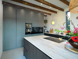 Moderne Maatwerk Keuken met Groen en Houtaccenten-Anselm Oome Interieurbouw-design keuken,groene keuken,houtlook keuken,Keuken,keukens,landelijke balken plafond,maatwerk keuken,modern interieur,open woonruimte.-Moderne Maatwerk Keuken – Groen & Hout met Duurzaam Werkblad-OBLY
