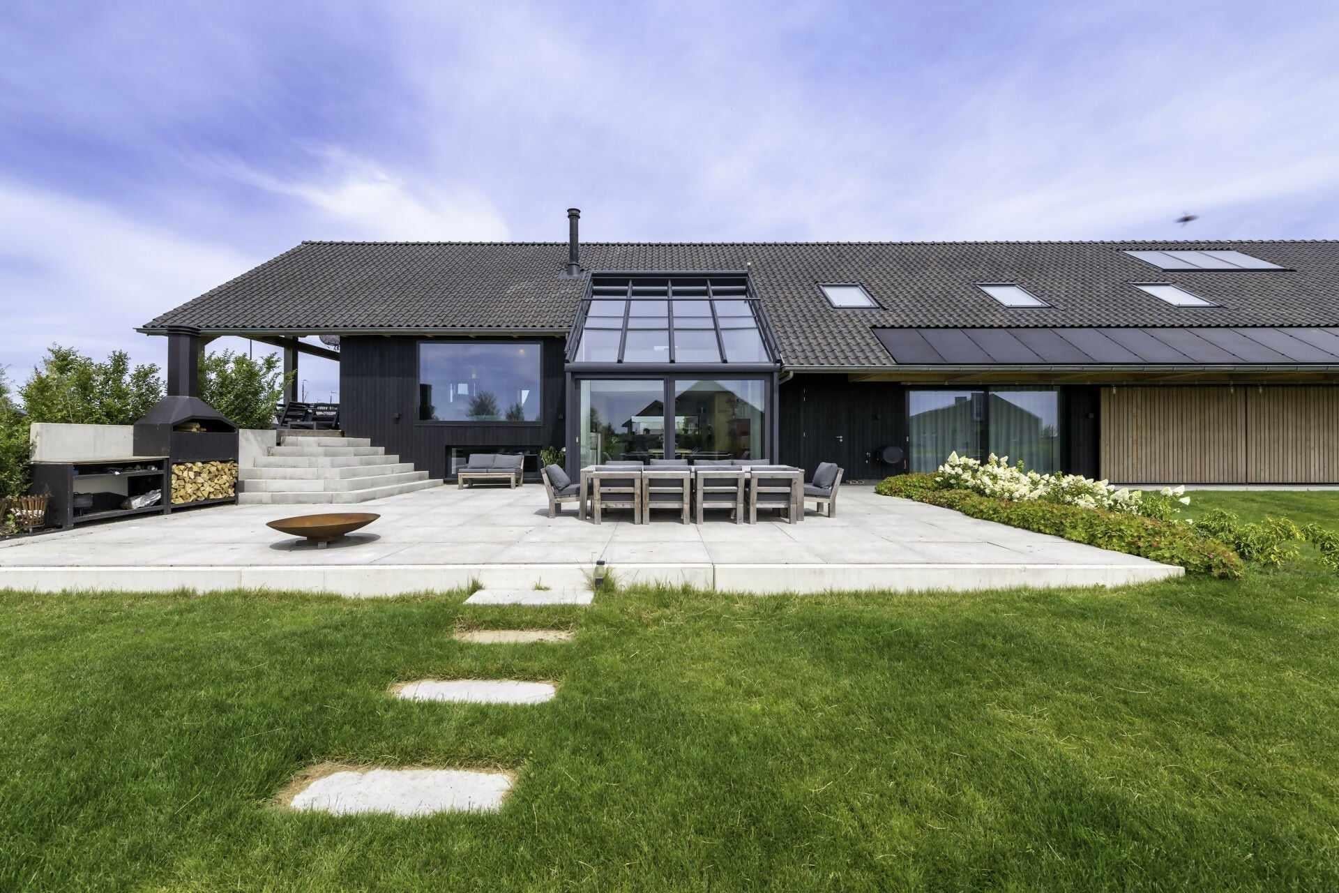 Moderne Schuurwoning met Serre-Solarlux Nederland BV-aluminium serre,binnen buiten wonen,glazen serre,moderne serre,serre aanbouw,serre design,serre inspiratie,serre met schuifpui,serre woning,woonserre-OBLY