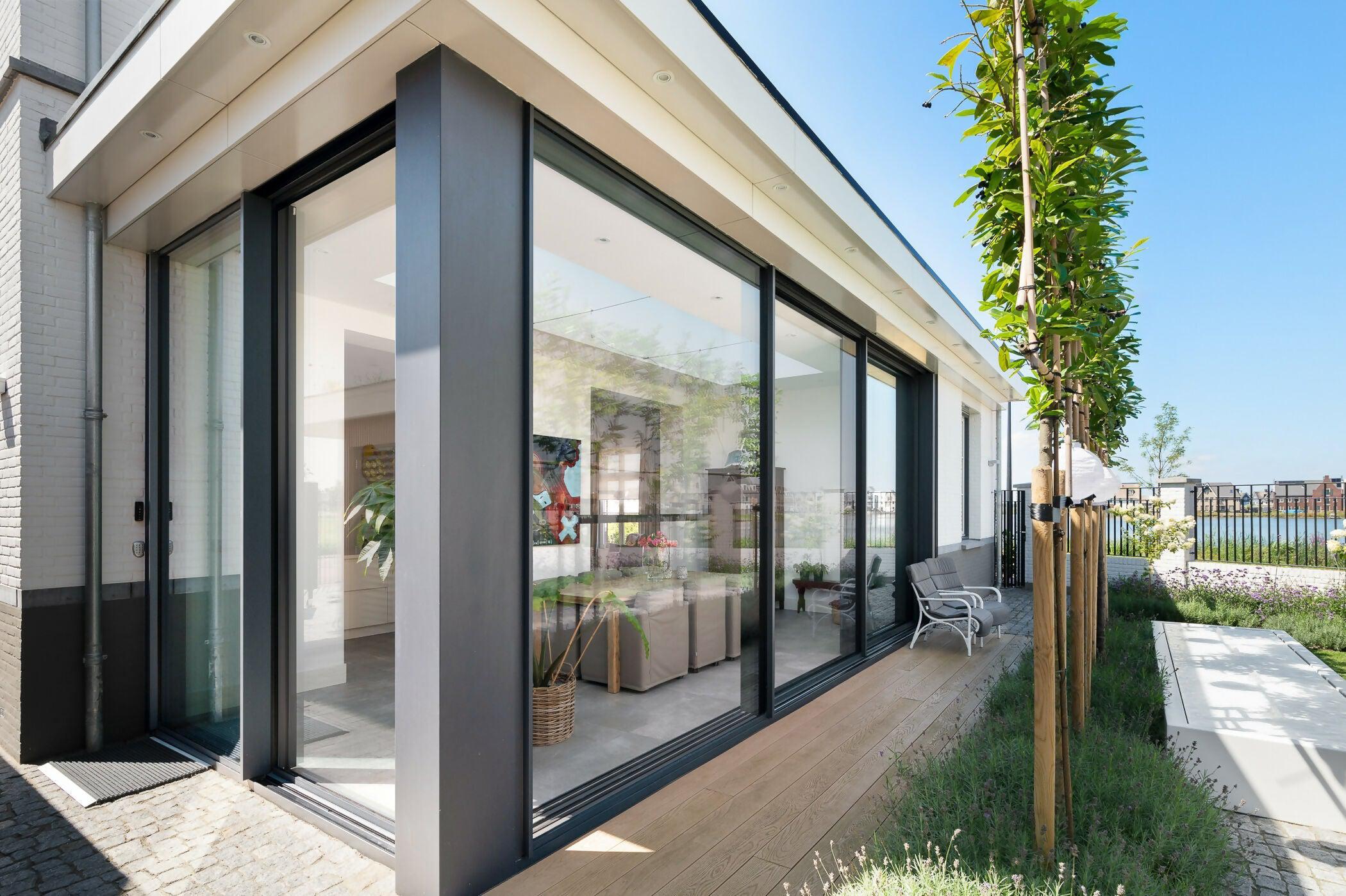 Moderne Uitbouw Klassieke Nieuwbouwwoning-Busscher Serrebouw-Aanbouw,binnen buiten wonen,glazen aanbouw,luxe woning uitbreiding,moderne uitbouw woning,uitbouw met glas-Moderne uitbouw aan klassieke nieuwbouwwoning | Stijlvolle uitbreiding-OBLY