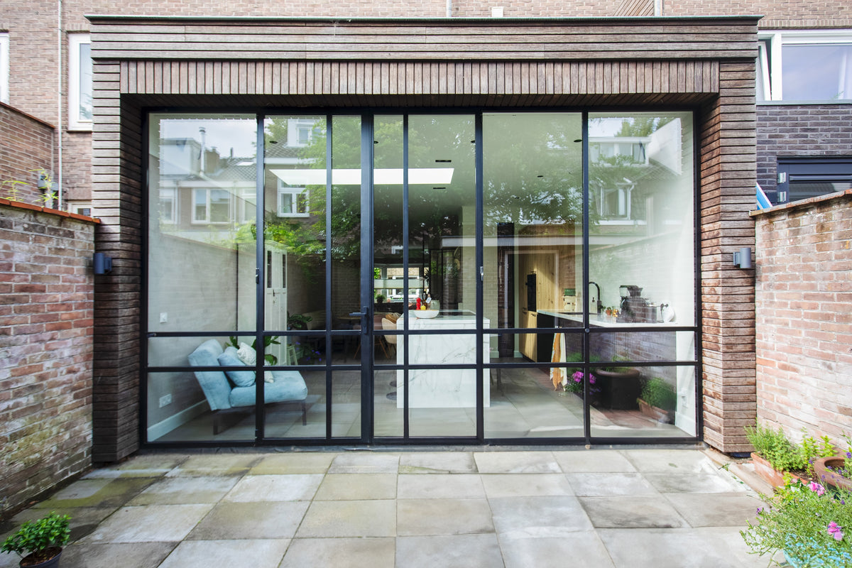 Moderne aanbouw jaren 30 woning met stalen pui-JAREN 30 ARCHITECT-bamboe gevelbekleding,duurzame uitbreiding,leefkeuken,renovatie woning,stalen pui-Jaren 30 woning met bamboe aanbouw-OBLY