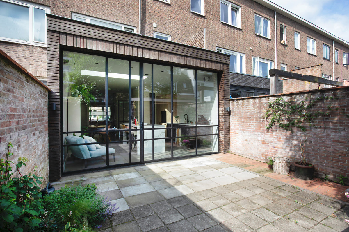 Moderne aanbouw jaren 30 woning met stalen pui-JAREN 30 ARCHITECT-bamboe gevelbekleding,duurzame uitbreiding,leefkeuken,renovatie woning,stalen pui-Jaren 30 woning met bamboe aanbouw-OBLY