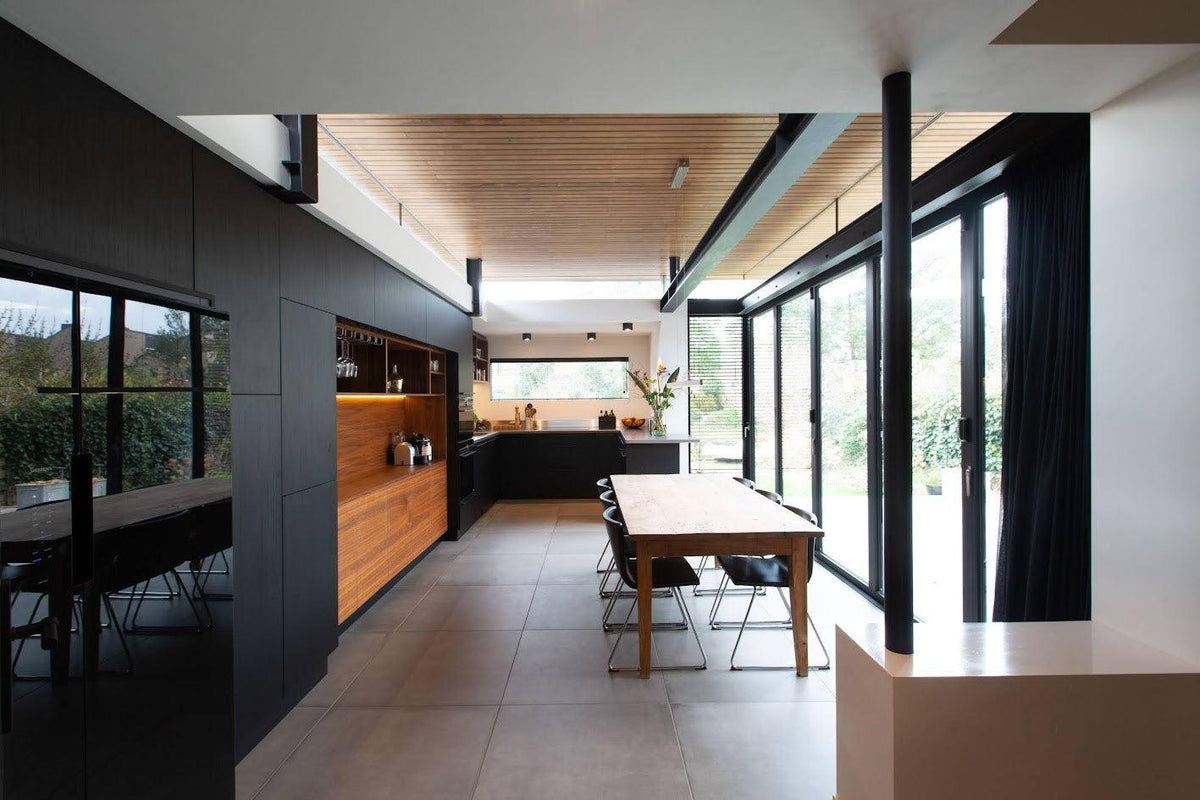 Moderne aanbouw met luxe woonkeuken aan het water-Goes serres-aanbouw inspiratie,aanbouw woonkeuken,aluminium kozijnen,glazen pui,luxe keuken,maatwerk keuken,moderne aanbouw,moderne woning,uitbouw,woonkeuken-Moderne aanbouw met woonkeuken | Goes Serres-OBLY