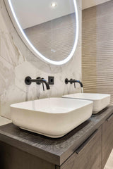 Moderne badkamer met hexagon en reliëf tegels-Jan van Sundert-badkamer-Moderne badkamer met hexagon en reliëf tegels-OBLY