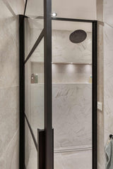 Moderne badkamer met hexagon en reliëf tegels-Jan van Sundert-badkamer-Moderne badkamer met hexagon en reliëf tegels-OBLY