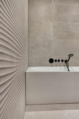 Moderne badkamer met hexagon en reliëf tegels-Jan van Sundert-badkamer-Moderne badkamer met hexagon en reliëf tegels-OBLY