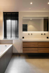 Moderne badkamer met warme accenten-Het Badhuys-badkamer-Moderne badkamer met warme accenten-OBLY