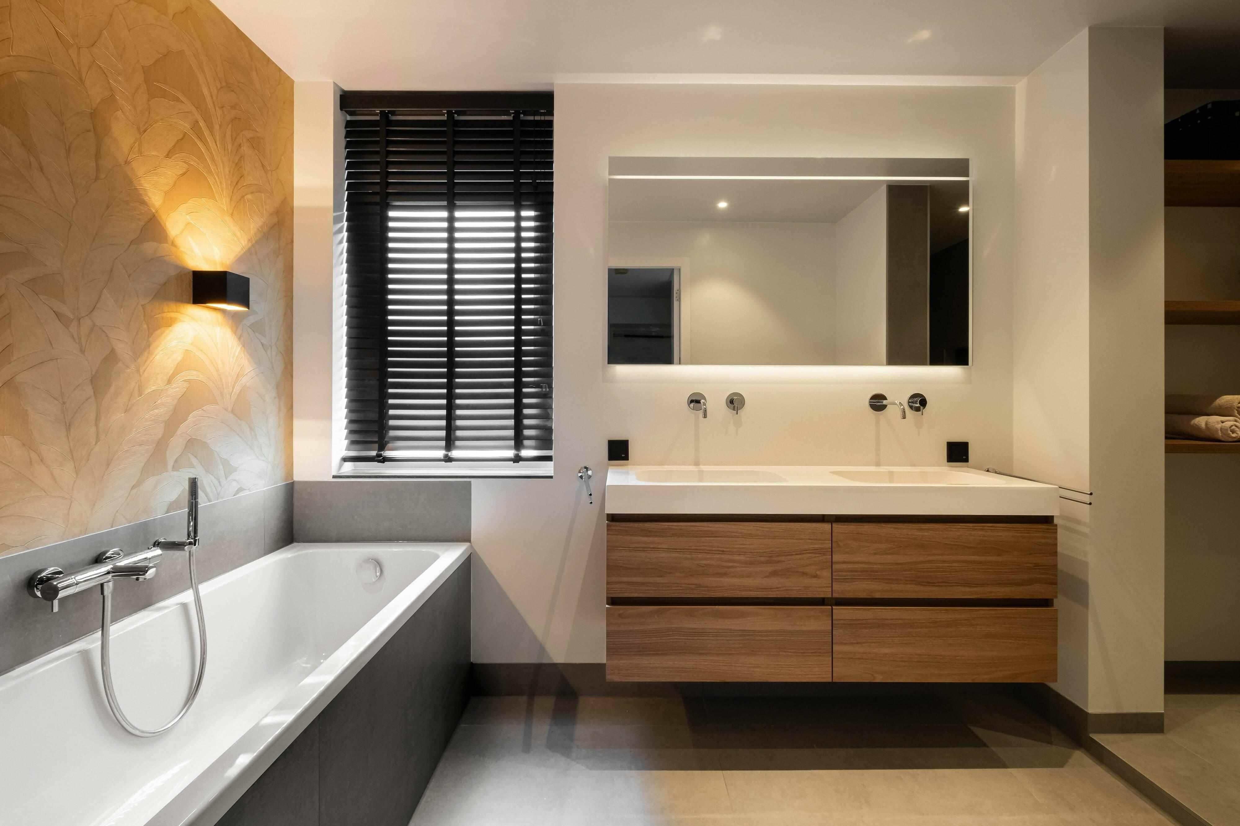 Moderne badkamer met warme accenten-Het Badhuys-badkamer-Moderne badkamer met warme accenten-OBLY
