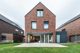Moderne bakstenen woning met grote ramen-Solarlux Nederland BV-grote ramen,moderne architectuur,moderne woning,nieuwbouwwoning,open leefruimte-Moderne nieuwbouwwoning met grote ramen en open leefruimte-OBLY