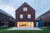 Moderne bakstenen woning met grote ramen-Solarlux Nederland BV-grote ramen,moderne architectuur,moderne woning,nieuwbouwwoning,open leefruimte-Moderne nieuwbouwwoning met grote ramen en open leefruimte-OBLY