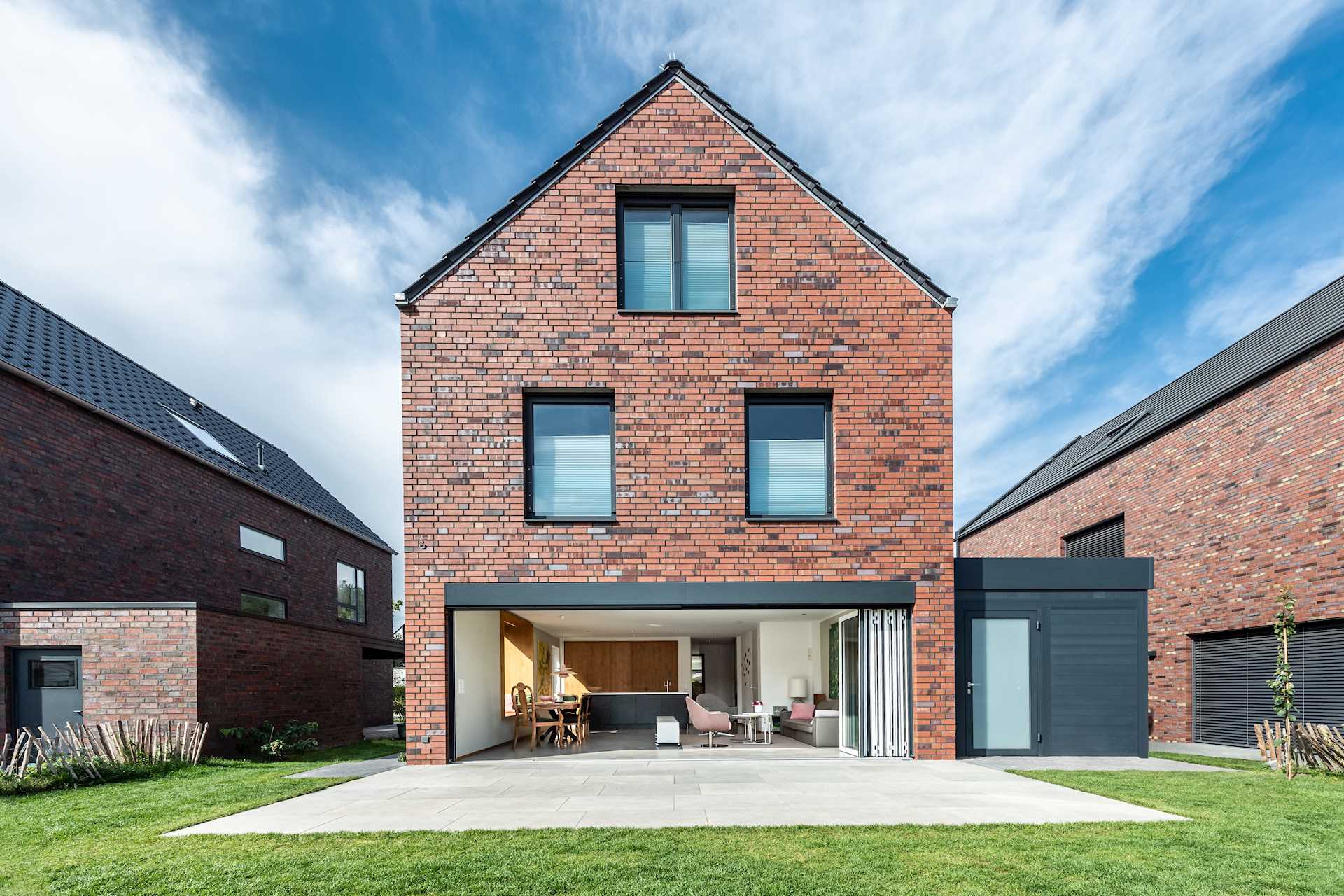 Moderne bakstenen woning met grote ramen-Solarlux Nederland BV-grote ramen,moderne architectuur,moderne woning,nieuwbouwwoning,open leefruimte-Moderne nieuwbouwwoning met grote ramen en open leefruimte-OBLY