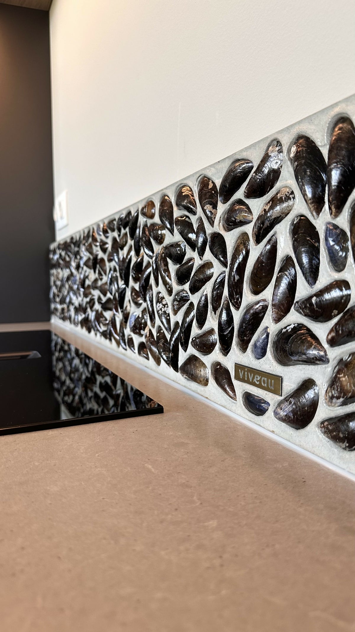 Moderne keuken vakantiewoning Zeeuwse kust-Viveau - fine wall design-design keuken,Keuken,keuken achterwand,keuken interieur,luxe keuken,moderne keuken-Vakantiewoning Zeeland met natuurlijke wandbekleding | Mosselschelpen -OBLY